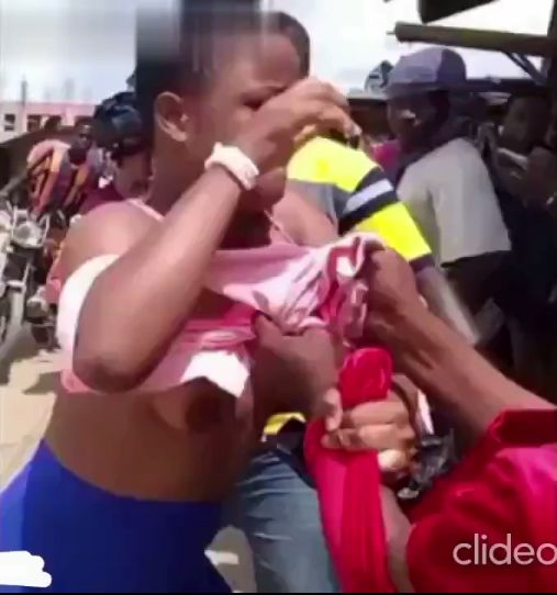 Boobs Out As 2 African Girls Are Seen Fighting Over A Rich Boyfriend In Public (18+)